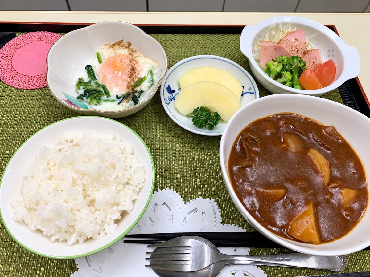 分娩室で食べた病院のお昼ごはん。ごはん、カレー、目玉焼き、サラダ、りんご